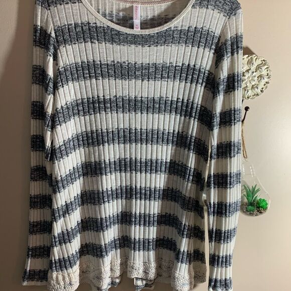 Grey and Cream Lace Detailed Tunic - Picture 2 of 5